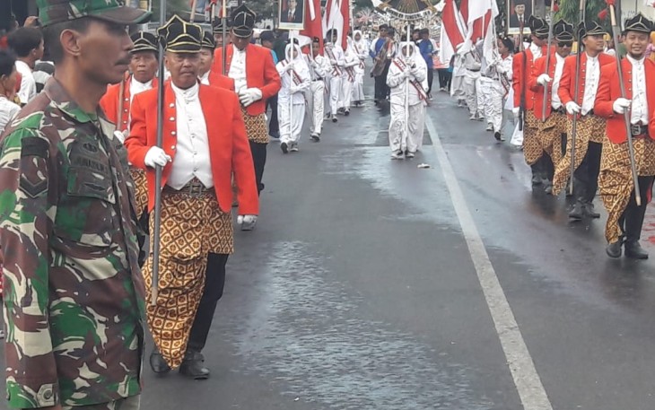 Sertu Junaidi Ikut Semarakkan Kirab Budaya di Kelurahan Binaannya.
