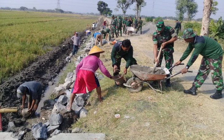 Warga Kupang Karangdowo  Dan TNI Karya Bhakti Mandiri Pembuatan Talud 