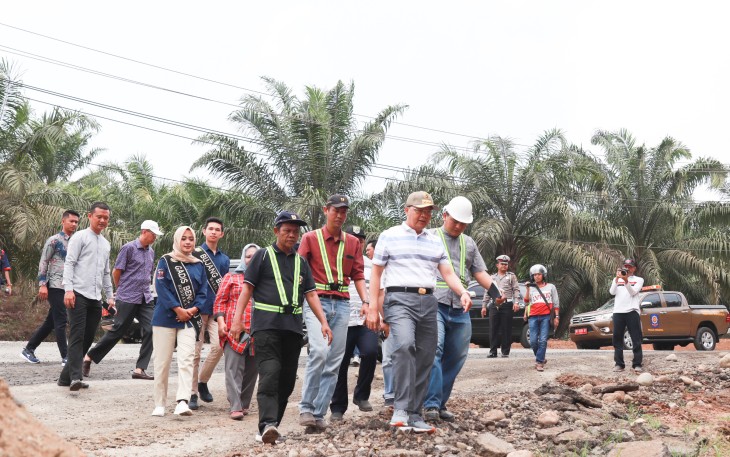 Gubernur Rohidin Tinjau Pembangunan Jalan