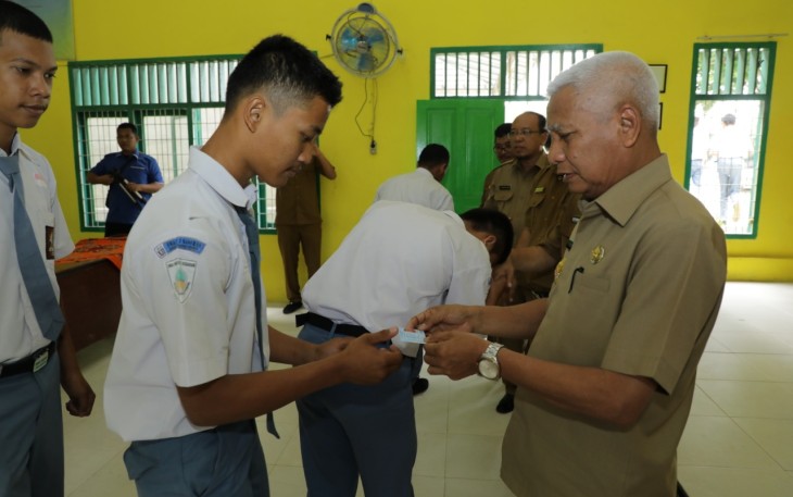 Plt Bupati Asahan Serahkan 124 e KTP Kepada Pelajar SMA