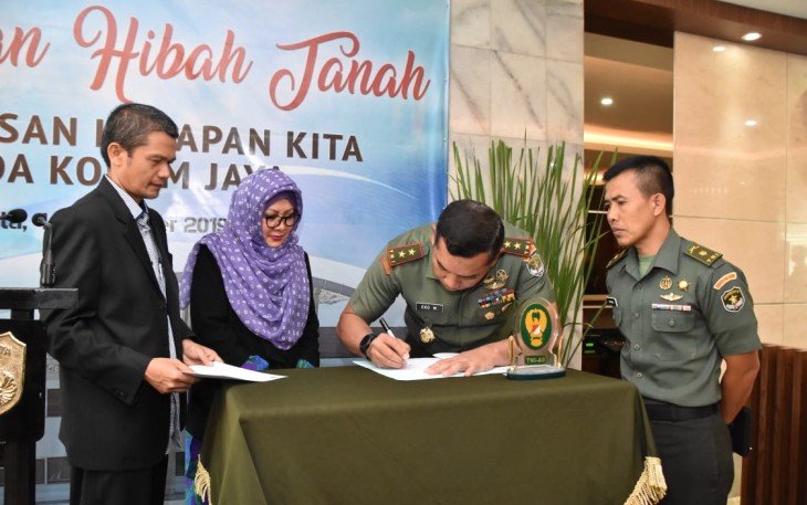 Penandatangann Pakta Hibah Tanah Rumah Sakit Tingkat II MRM Kesdam Jaya di Lobby Sapta Marga Makodam Jaya Jakarta Timur