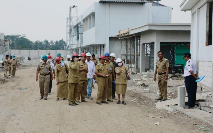 Bupati Blitar Rijanto Dan Wakil Bupati Blitar Marhaenis Urip Widodo Didampingi Jajaran Dinas Terkait Saat Meninjau Progres Pembangunan RSUD Srengat