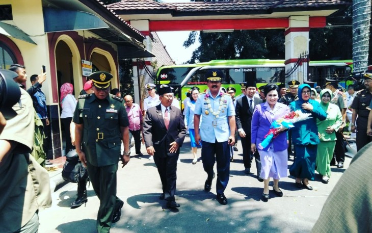 Bupati Blitar Rijanto Saat Menyambut Kedatangan Panglima TNI Marsekal Hadi Tjahjanto Beserta Rombongan di Pintu Gerbang Pendopo Ronggo Hadinegoro