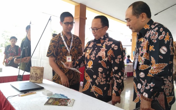 Bupati Blitar Drs Rijanto Didampingi Kepala Disnaker Pemkab Blitar Haris Susianto Saat Meninjau Stan Bursa Kerja di Job Market Fair Tahun 2019