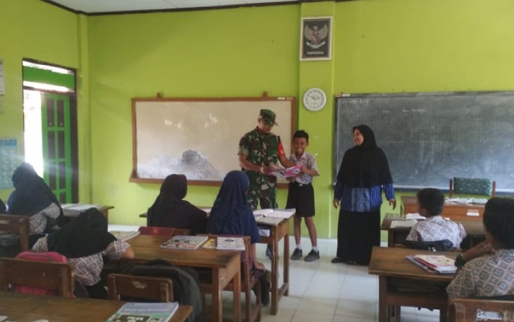 Babinsa Koramil 16 Tulung Tanamkan Wawasan Kebangsaan Di SD Negeri 1 Sedayu