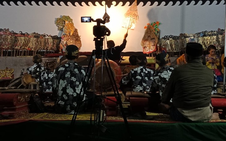 Babinsa dan Babinkamtibmas Majegan Pengamanan Pagelaran Wayang Kulit