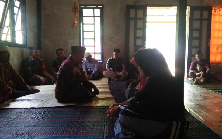 Ustadz Jasa SHI saat mensyahadatkan 2 keluarga non muslim masuk Islam di Rumah imam masjid Kampung Lae Pinang Kecamatan Singkohor Kabupaten Aceh Singkil.
