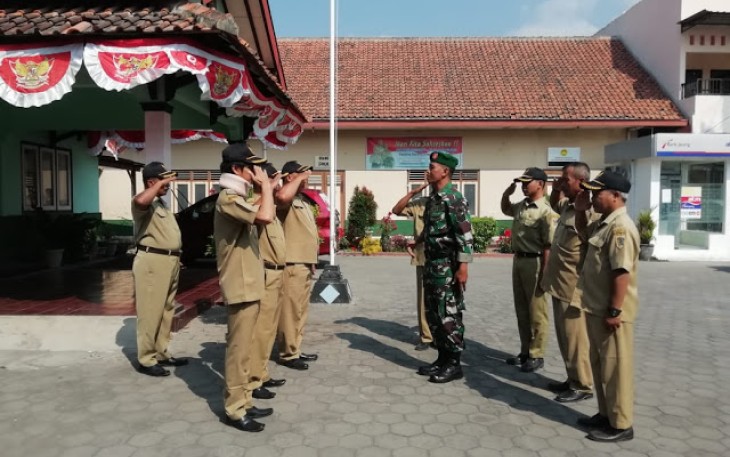 Babinsa Karanganom Sersan Mayor Suprapto  Berikan Pelatihan Tata Cara Upacara Bendera