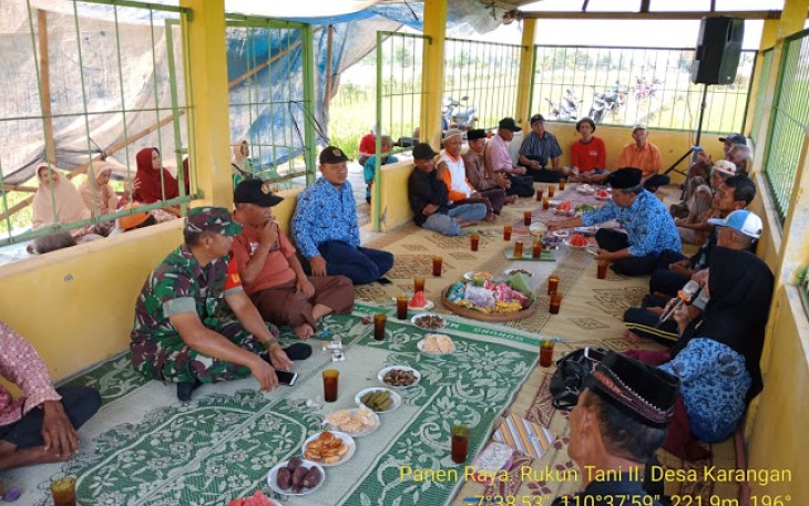 Kedekatan Babinsa Karangan Serka Soimun Hadiri  Syukuran Sedekah Bumi 
