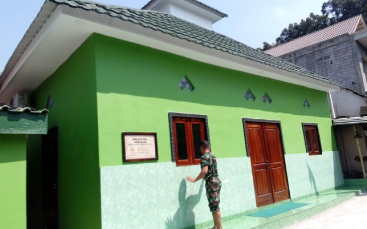 Serda Aden Babinsa Koramil 12 Manisrenggo Kodim 0723 Klaten Membersihkan Masjid Adzan Salim Azdimar 