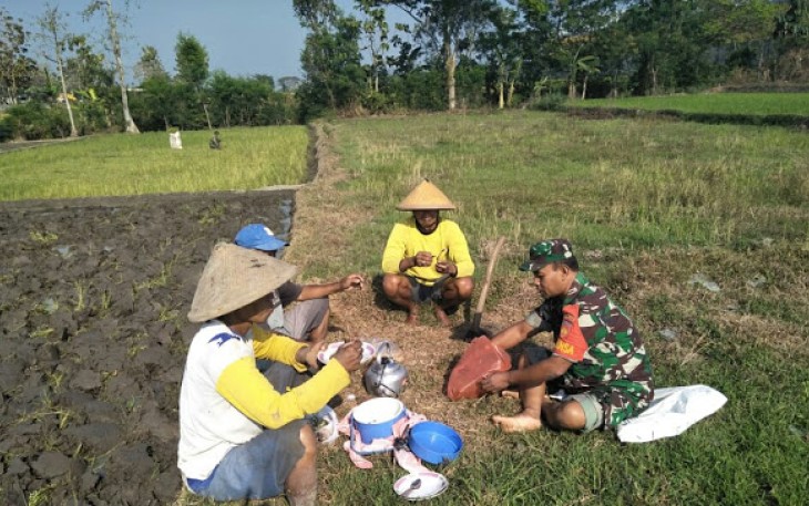 Sertu Heru Ariyanto Komsos Jalin Kekompakan Dengan Petani