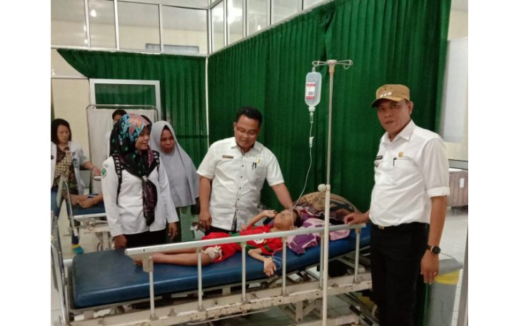 Camat Pino Raya Hendri Pahrizal Membawa Salah Satu Warga Padang Beriang Khairul Untuk Berobat 