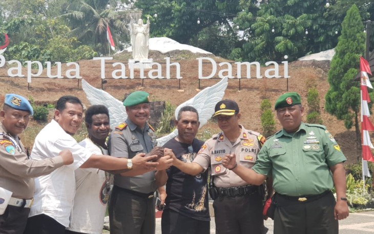 Kunjungan Danramil dan Kapolsek Cipayung Jakarta Timur di Komunitas Papua Jakarta
