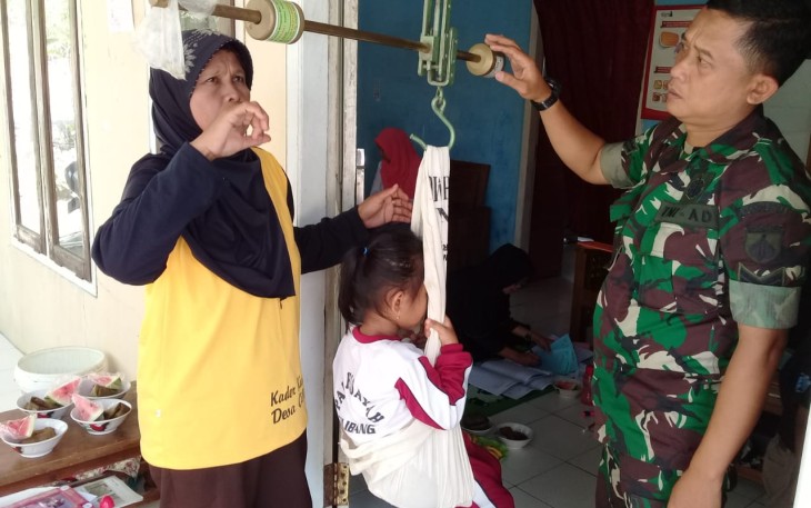 Satgas TMMD Saksikan Timbang Badan Bayi di Posyandu