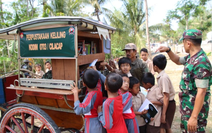 Siswa-siswi SDN 01 Cilibang Serbu Delman Perpus Kodim 0703 Cilacap 