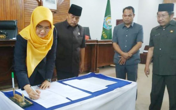 Ketua DPRD Kaur Diana Tulaini saat menandatangani peraturan tata tertib dan kode etik DPRD Kaur periode 2019-2024.