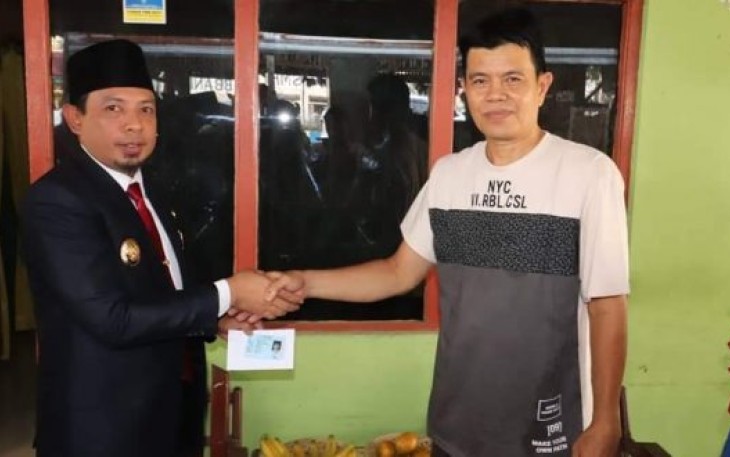 Wakil Wali Kota Bengkulu Dedy Wahyudi Berikan Langsung KTP Elektronik Pada Warga Tanah Patah 