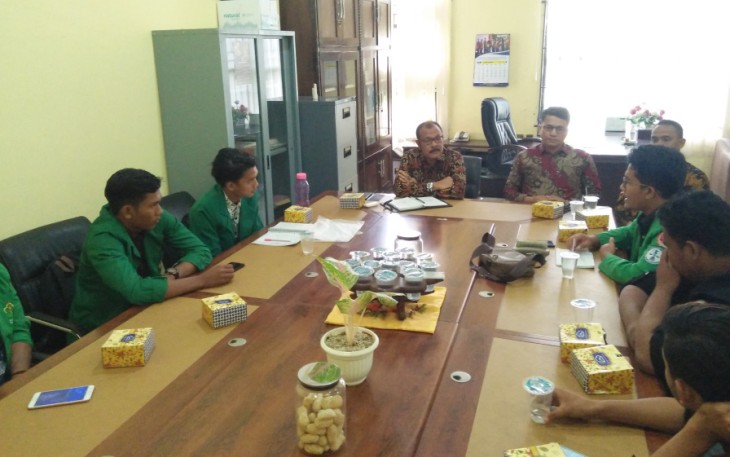 Mahasiswa saat sedang beraudiensi dengan Kepala Dinas Pendidikan Aceh cabang Lhokseumawe