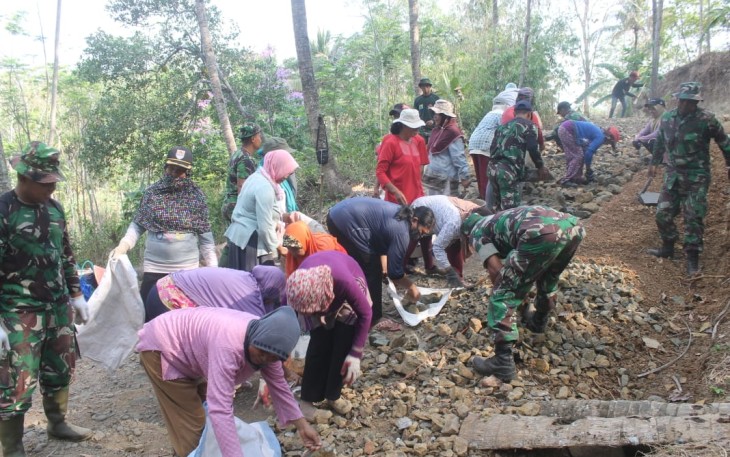 Satgas TMMD 106 Kodim Cilacap Bersama Warga Bahu Membahu Di Lokasi TMMD
