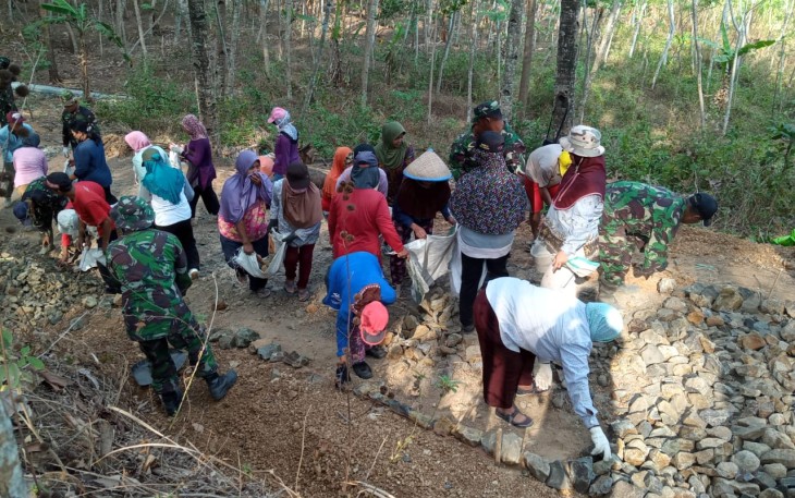 Ibu-Ibu Dusun Kaligintung Ikut Bantu TMMD 106 Kodim Cilacap