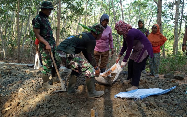 Ibu- Ibu Tak Sungkan Kerja Bakti Bersama Anggota TNI Dalam TMMD 106 Kodim Cilacap