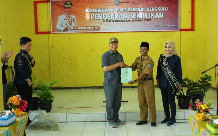 Gubernur Bengkulu Rohidin Mersyah Terima Sertifikat Lahan seluas 2 Hektar Dari Kepala Desa Fajar Baru Wagiman Untuk Pembangunan Sekolah Menengah Kejuruan  