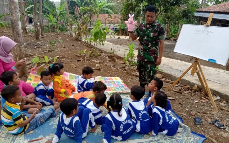 Anggota Satgas TMMD Mendadak Jadi Guru PAUD di Lokasi TMMD 106 Kodim Cilacap