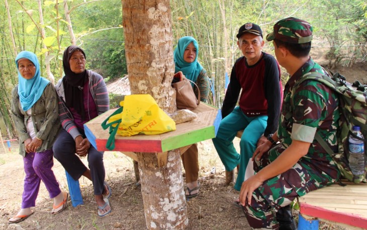 Pembahasan Pendidikan Wawasan Kebangsaan Ibu-ibu di Lokasi TMMD 106 Kodim Cilacap