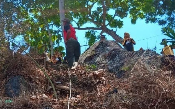 Turun tebing salah satu materi out bond
