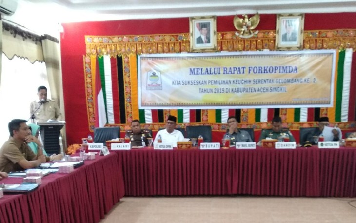 Bupati Aceh Singkil Dulmusrid saat membuka rapat Forkopimda di Opp Room Kantor Bupati setempat.