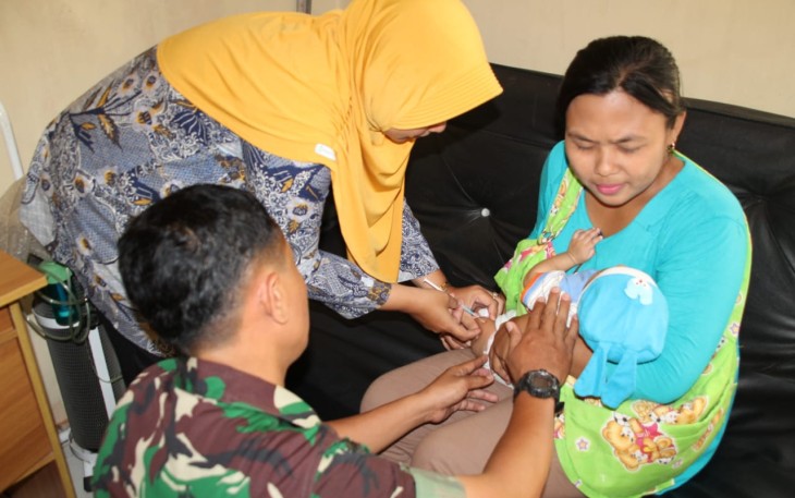 Sertu Mulyono dan Bidan Lina Ratnawati Aktif Berperan Dalam Program Imunisasi