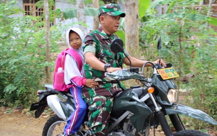 Sertu Mulyono Antar Ines ke Sekolah