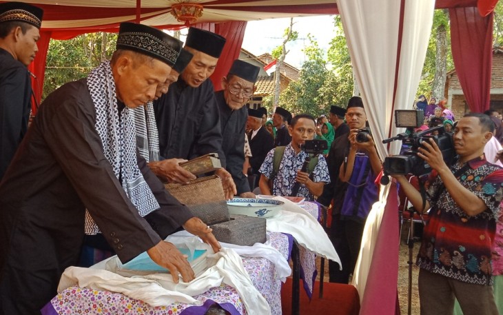 Sentuhan Keakraban Saresahan Kitab Rambang Desa Danaraja 