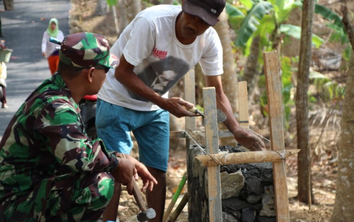 Parno Semangat Bantu Sertu Risplianto dalam Pelaksanaan TMMD
