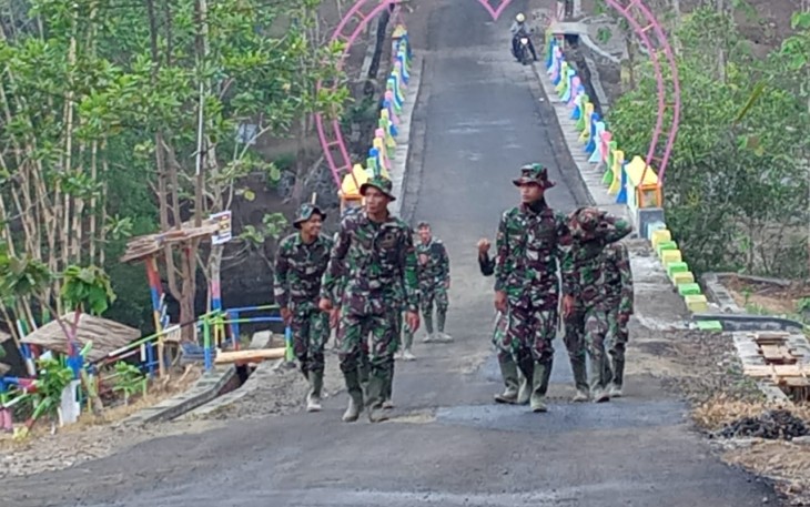 Cek Lagi Hasil Pengerjaan Jalan TMMD