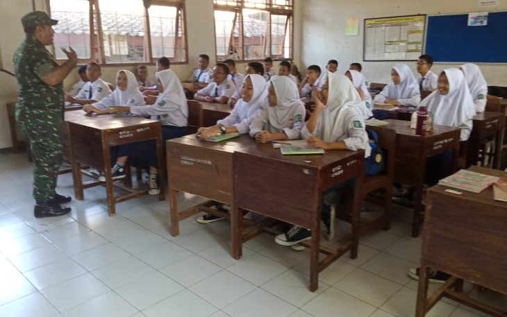 Babinsa Kratonan Berikan Sosialisasi Kepada Siswa SMP 19 Serengan