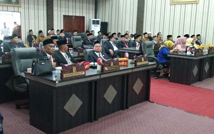 Anggota DPRK Aceh Singkil saat mengikuti rapat paripurna diruang rapat utama gedung dewan setempat.