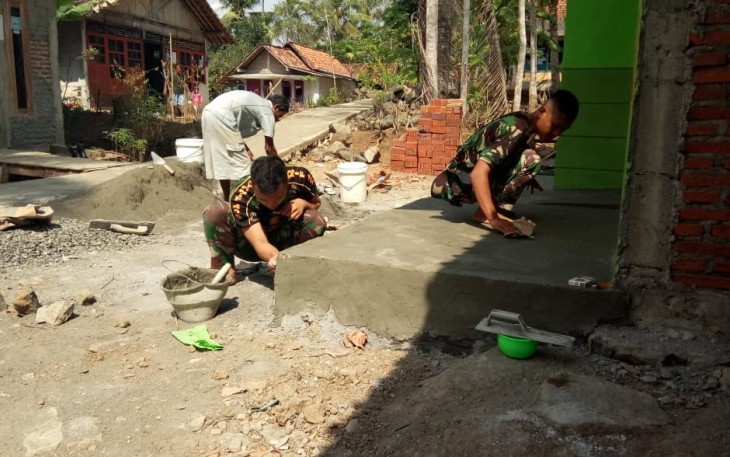 Satgas TMMD 106 Kodim Cilacap Bersihkan Sisa Bangunan Rehab RTLH