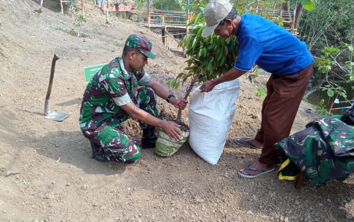 Satgas TMMD Siapkan Bibit Durian untuk Ditanam Itdam IV Diponegoro