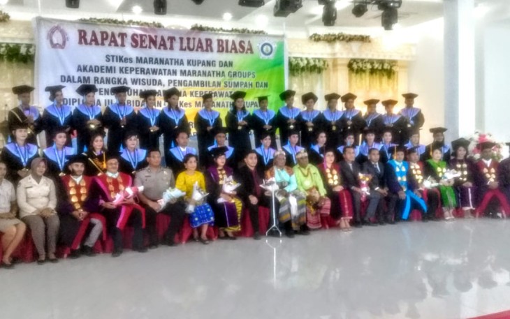 Ratusan Mahasiswa Stikes dan Akper Maranatha Kupang Diwisuda