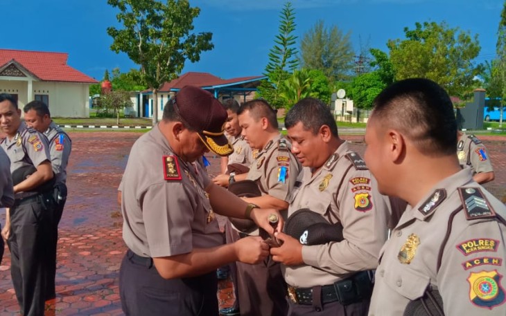 Kapolres Aceh Singkil AKBP Andrianto Argamuda Sik ketika melakukan pemeriksaan personel dihalaman Mapolres setempat.