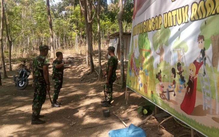 Sertu Mulyono Bersama Satgas TMMD Betulkan Posisi Bener Wasbang Di Obwis Krama Cenil