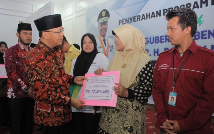 Gubernur Bengkulu Rohidin Mersyah Salurkan Bantuan 