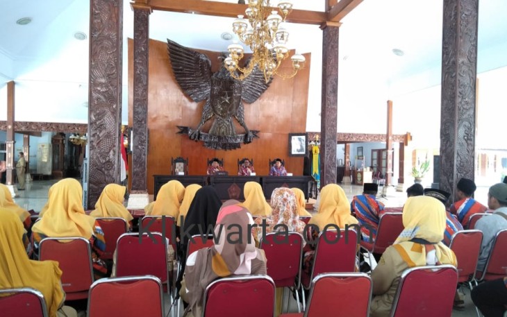 Peserta Kafilah MTQ Kabupaten Blitar saat mengikuti forum pemberangkatan Kafilah MTQ Kabupaten Blitar di Pendopo Ronggo Hadinegoro Pemkab Blitar oleh Bupati Blitar.