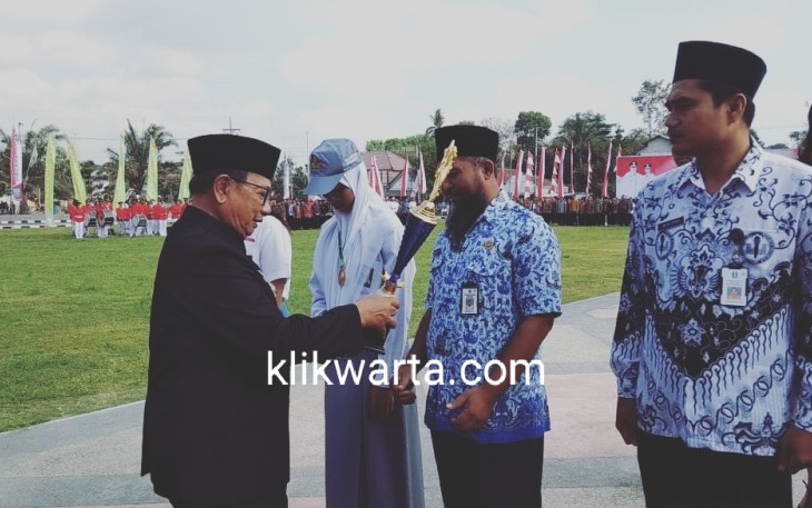 Bupati Blitar Drs. Rijanto saat memberikan penghargaan kepada sejumlah pemuda Kabupaten Blitar yang berprestasi.