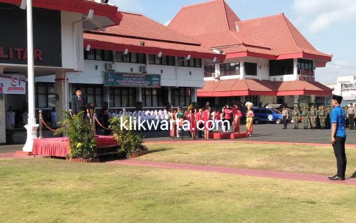 Suasana upacara bendera Peringatan Hari Sumpah Pemuda ke- 91 tahun 2019 di kantor Walikota Blitar.