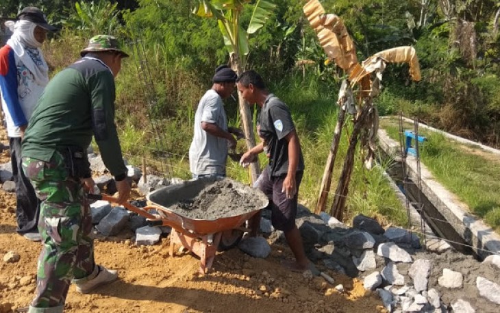 Babinsa Dan Warga Gotong Royong Membuat Talud  