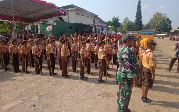 Wujudkan Generasi Muda Yang Tangguh Babinsa Wonosari Latih Siswa Siswi Pramuka 
