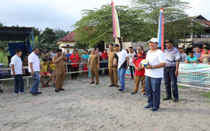 Sekretaris Daerah Kab. Asahan didampingi oleh tamu undangan memukul bola voli menandakan pertandingan bola voli wahyu gemilang cup 4 tahun 2019 telah dibuka.