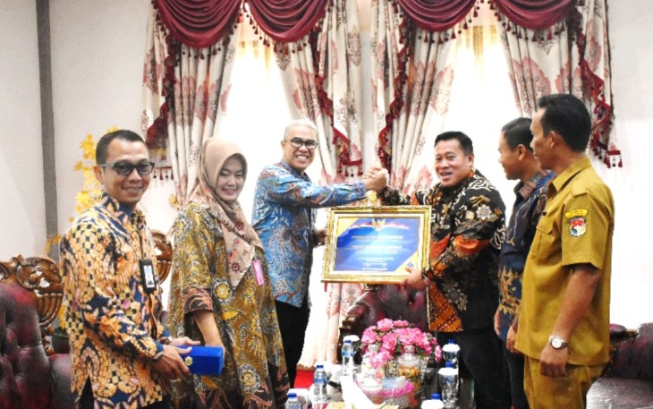 Kakanwil DJPb Serahkan Piagam Capaian Standar Tertinggi Atas Opini WTP LKPD Mukomuko Tahun 2018